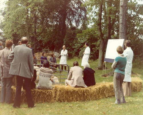 1977 Sandy Whitelaw, HFRO, leads a tutorial on cobalt deficiency